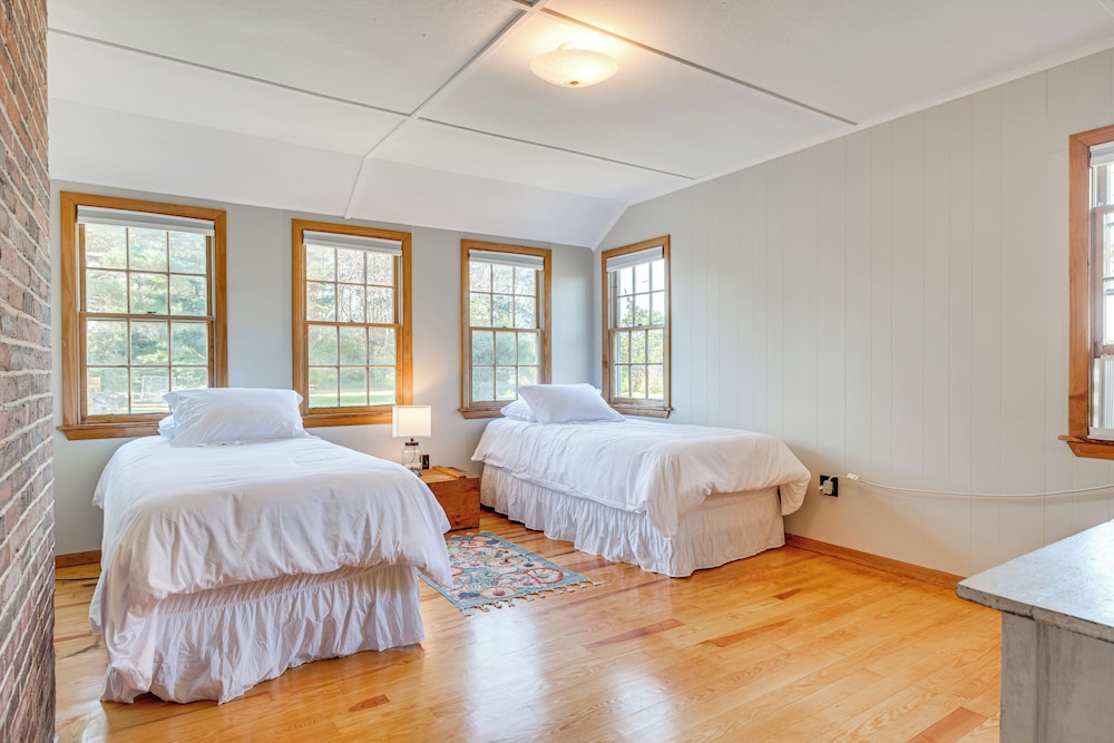 Steps to North Hampton Beach: Cottage w/ Deck!