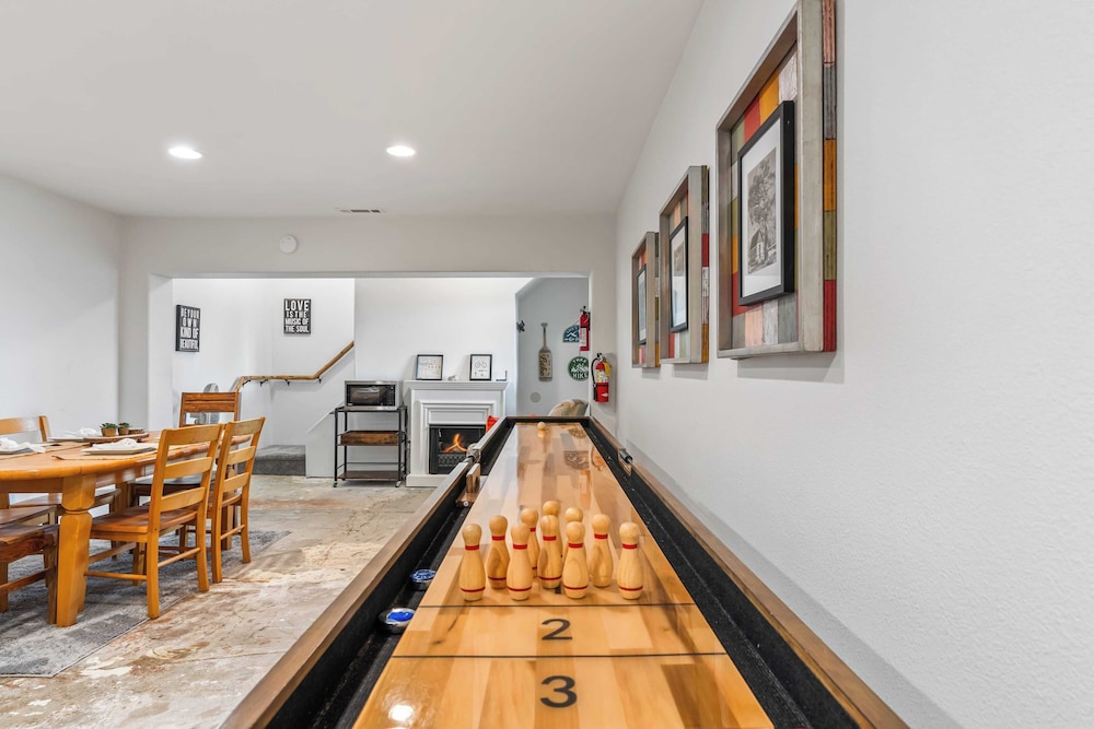 Scenic North Shore Stay w/ Games, Near Snow Summit Lakeview Lodge by Avantstay