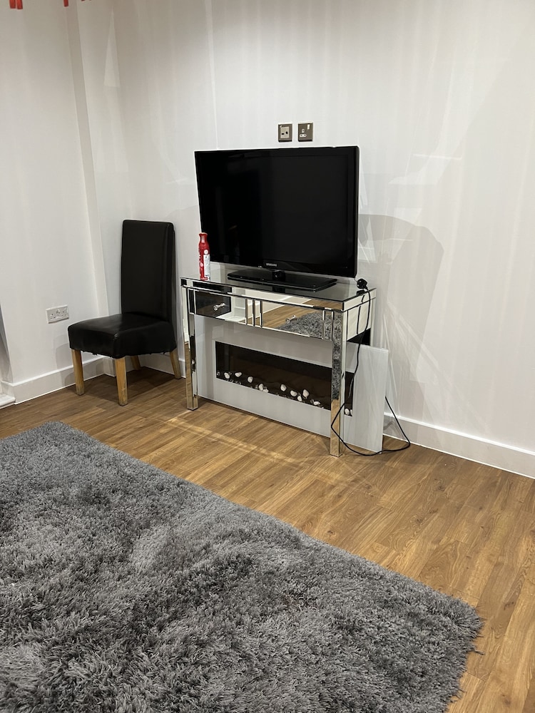 Remarkable 1-bed Apartment in Wembley view 2