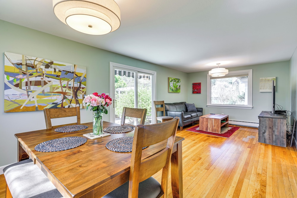 3 Mi to Cape Cod Bay: Marshfield Home w/ Balcony!