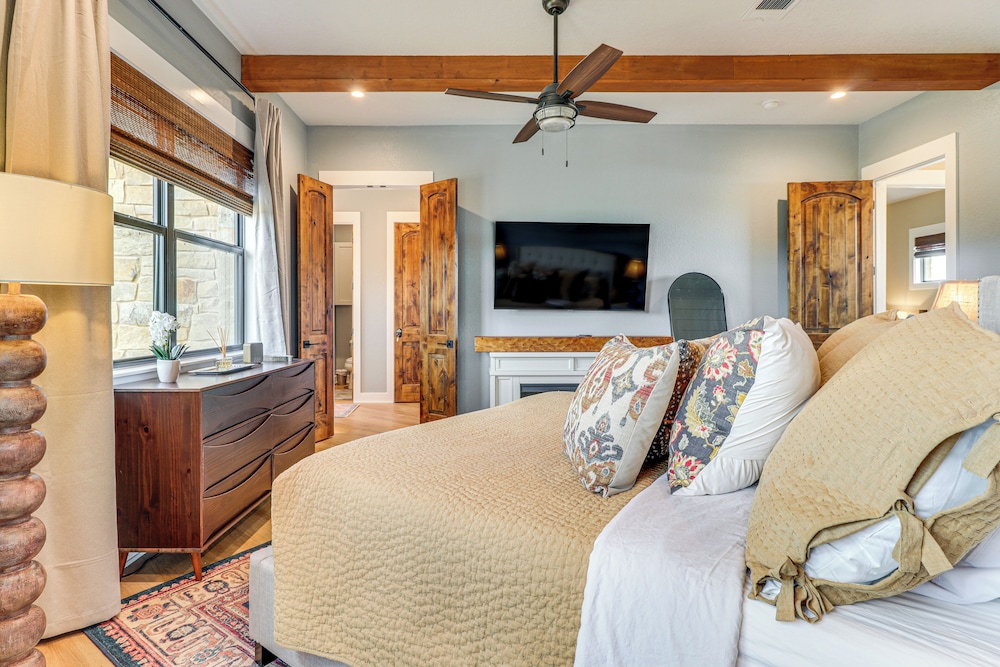 Spacious & Elegant Goldthwaite Escape on 72 Acres! view 5