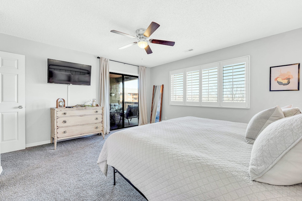 Bright Stylish Condo w/ Balcony