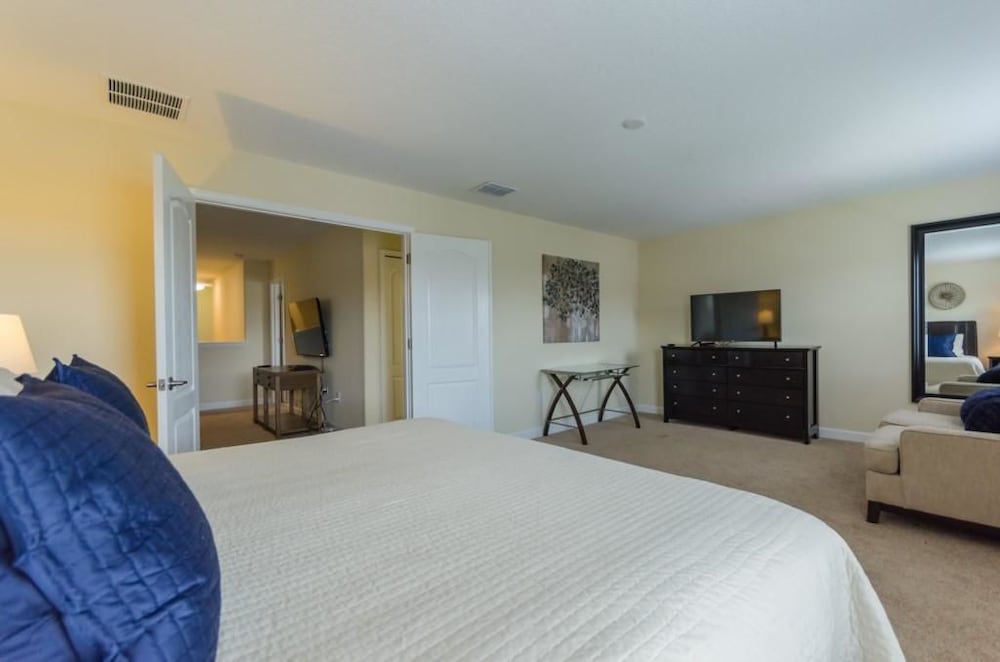 9 Bedroom 5 Bathroom in Champions Gate view 4