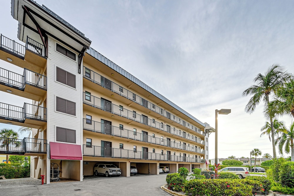 Steps to Naples Bay & Tin City: Condo w/ Pool!