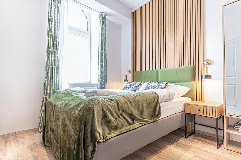 4BR Apt. for Groups 6-Min to Stadthalle