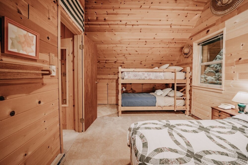 11sl - Wi-fi - No Pets Log Cabin - Sleeps 7 2 Bedroom Cabin by Redawning view 3