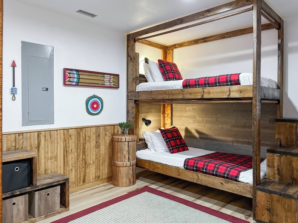 3 Kings 4 Bunks-sleeps 10-smart TV X6-parking out Front-full Kitchen-hot Tub