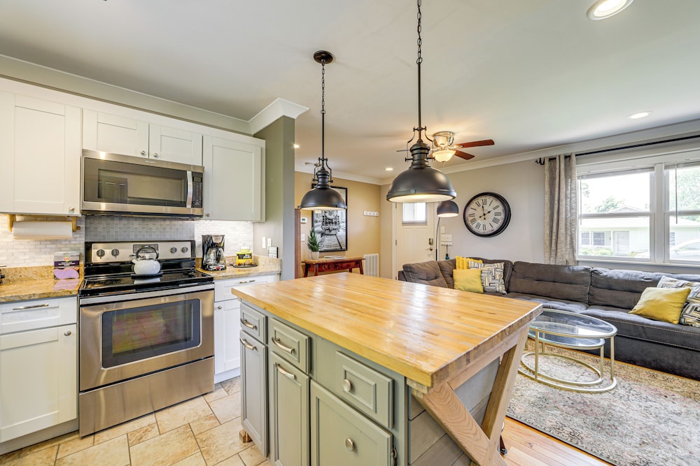 1/2 Mi to River Arts District: Home w/ Deck!