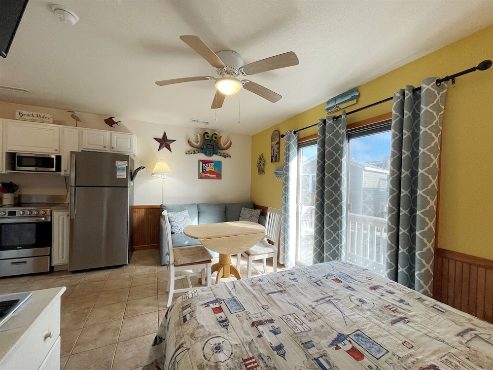 9 Nautical Nine Studio Bedroom Condo by RedAwning