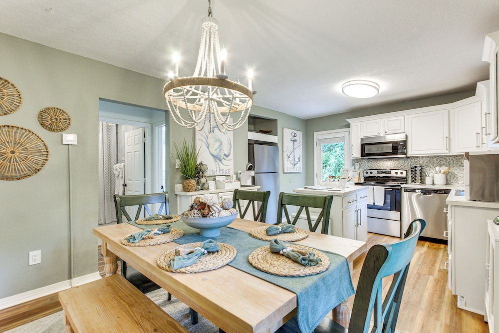 Walk to Beach, Gazebo w/ Hot Tub: Gulfport Gem!