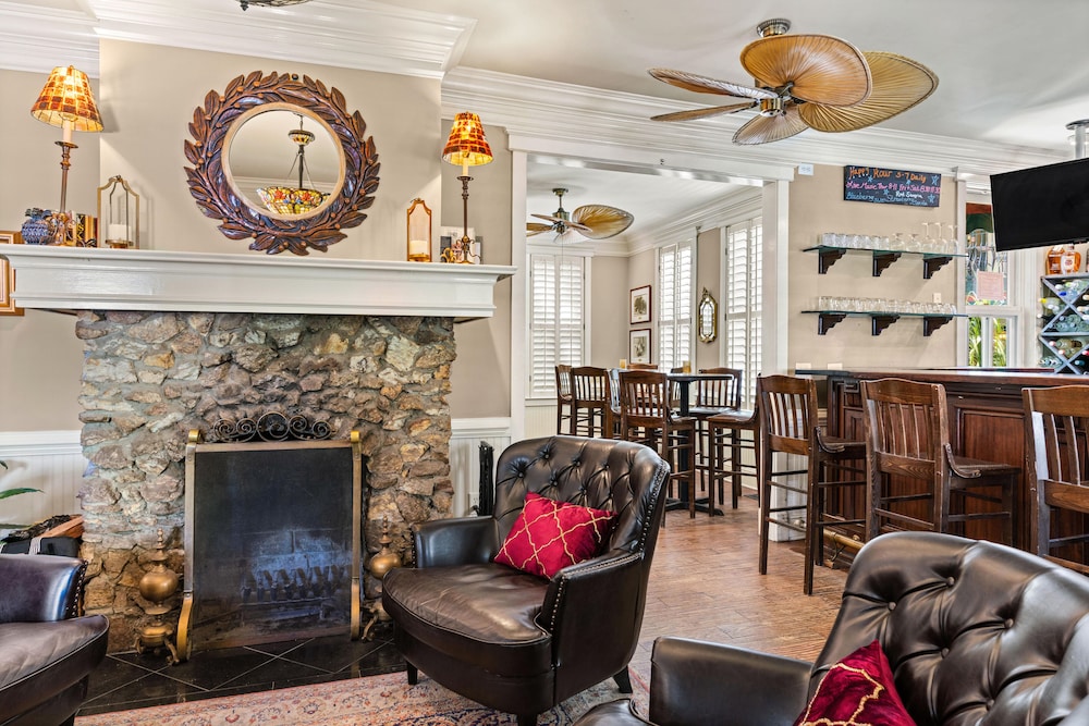 St Simons Island Vacations - Village Inn and Pub - Property Image 4