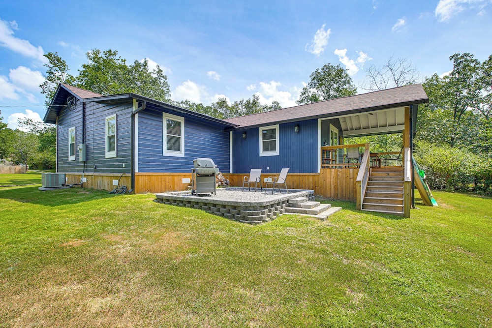 Lake Hamilton Retreat w/ Kayaks & Spacious Yard!