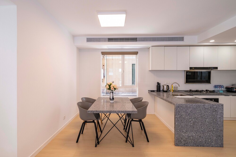 Tyms Stylish 3BR 2BA Apt Xujiahui Shops