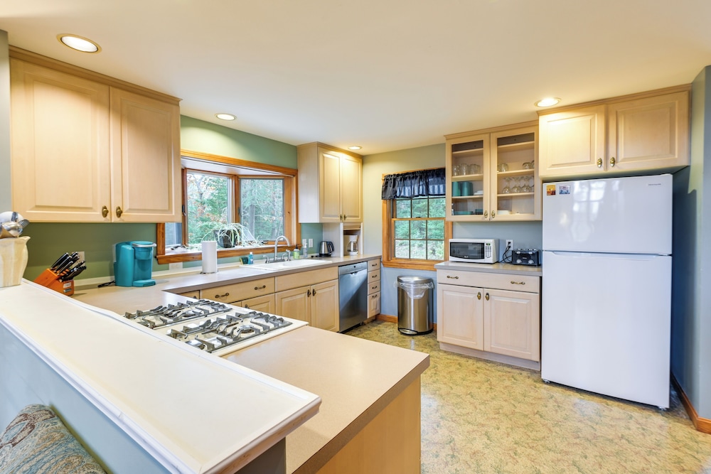 17 Mi to Acadia: Cottage Near Downtown Ellsworth!