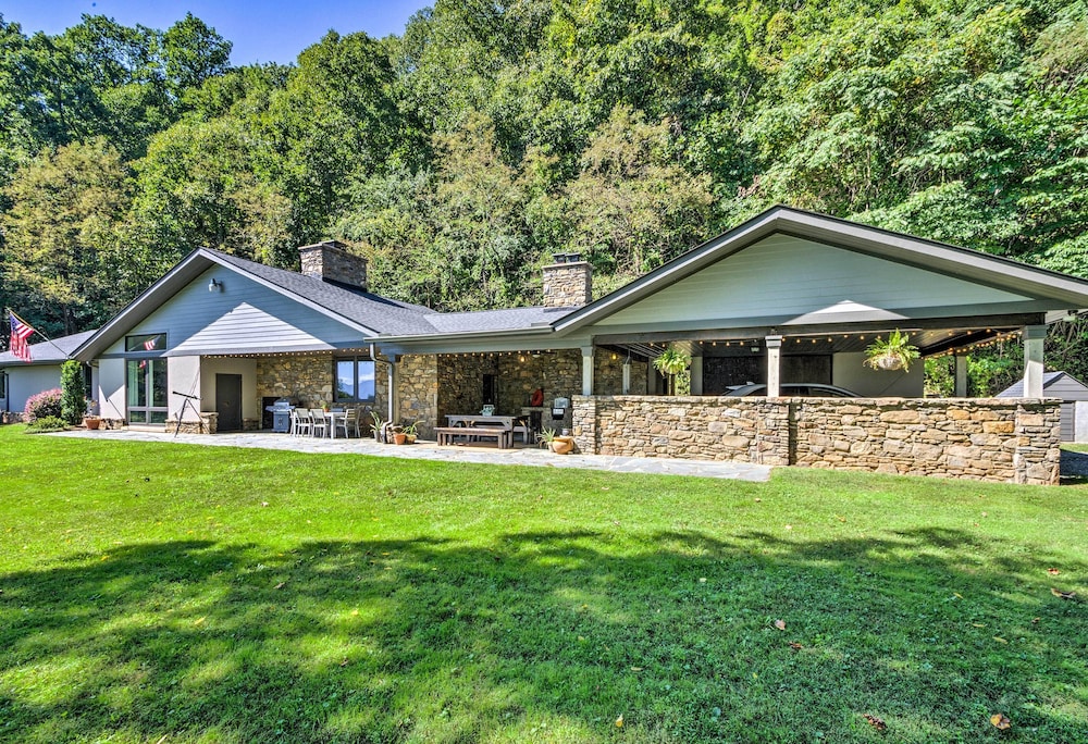 Luxury Lodge on 45 Acres: Patio, Deck & Views!