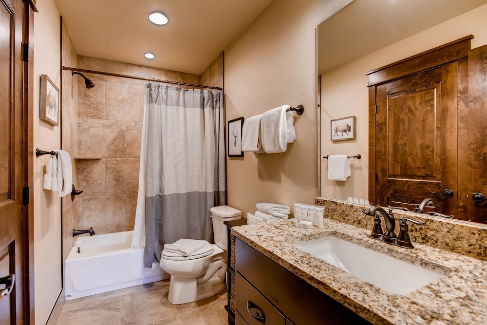 New 3bdr Luxury /sleeps 10 W Fireplace & Mountain Views 3 Bedroom Townhouse by RedAwning