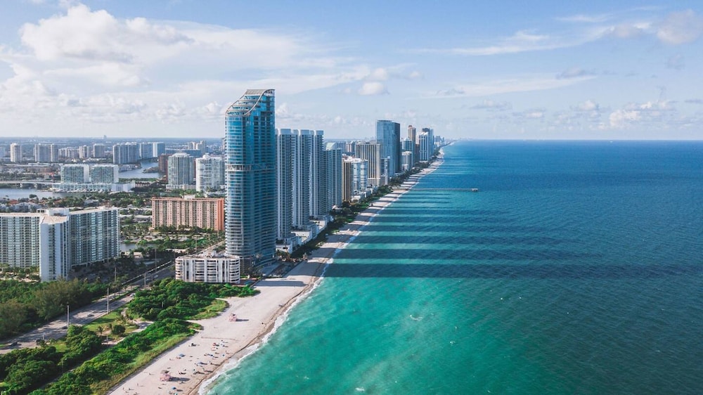 Waterfront 1BR Parking Walk to the Beach