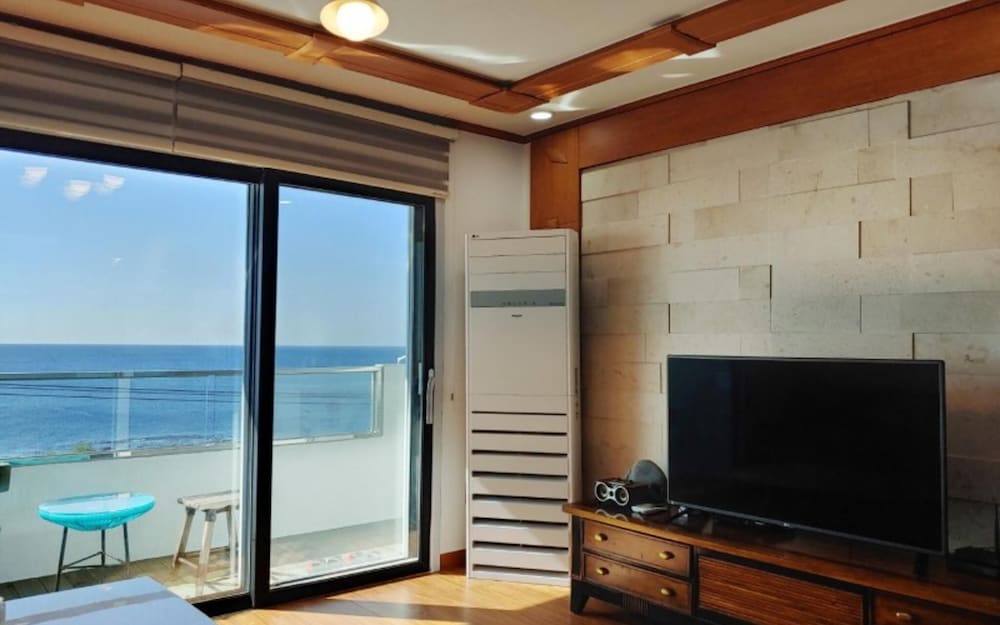 Seogwipo Jijunghae Pool Villa Pension view 4