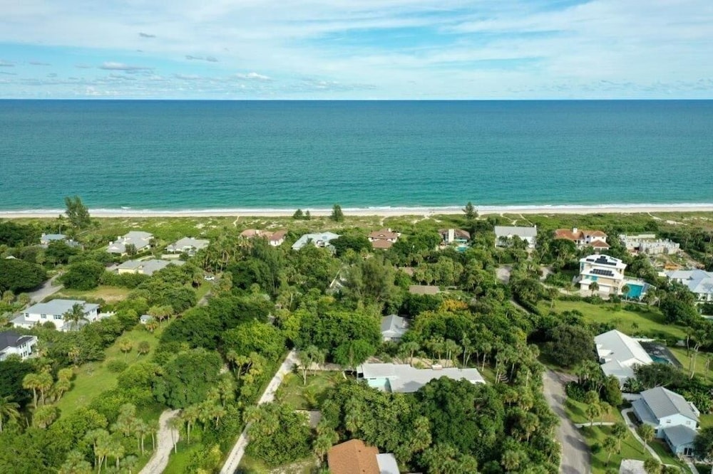Beautifully Renovated 5 bedroom Vero Beach 5 Home by RedAwning view 4