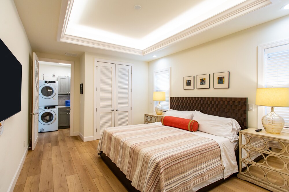 Sorrento Luxury Vacation Home: Expansive 5-Bedroom, 4.5-Bath Retreat with Private Pool, Hot Tub, and Pet-Friendly Accommodations – Just a Short Walk from S