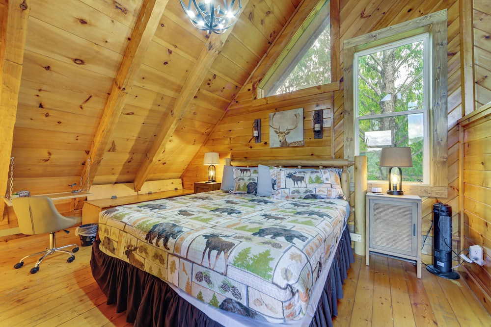 Mins to Dollywood: Boujee Bear Cabin w/ Hot Tub!