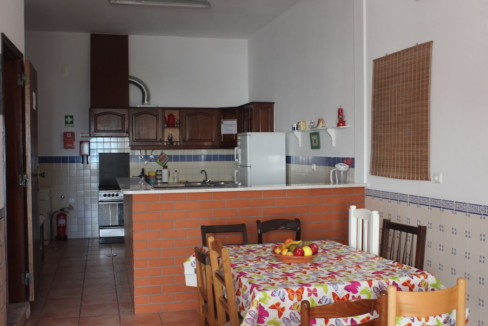Ericeira Chill Hill Hostel & Private Rooms - Peach Garden