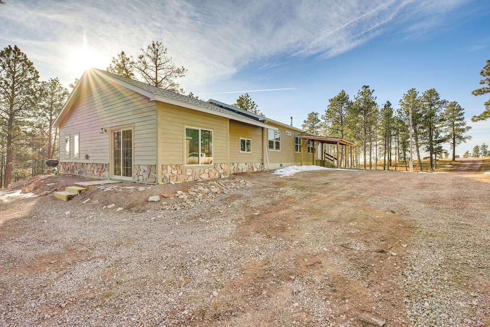 5 Mi to Town: Mtn-view Gem w/ Deck in Hot Springs