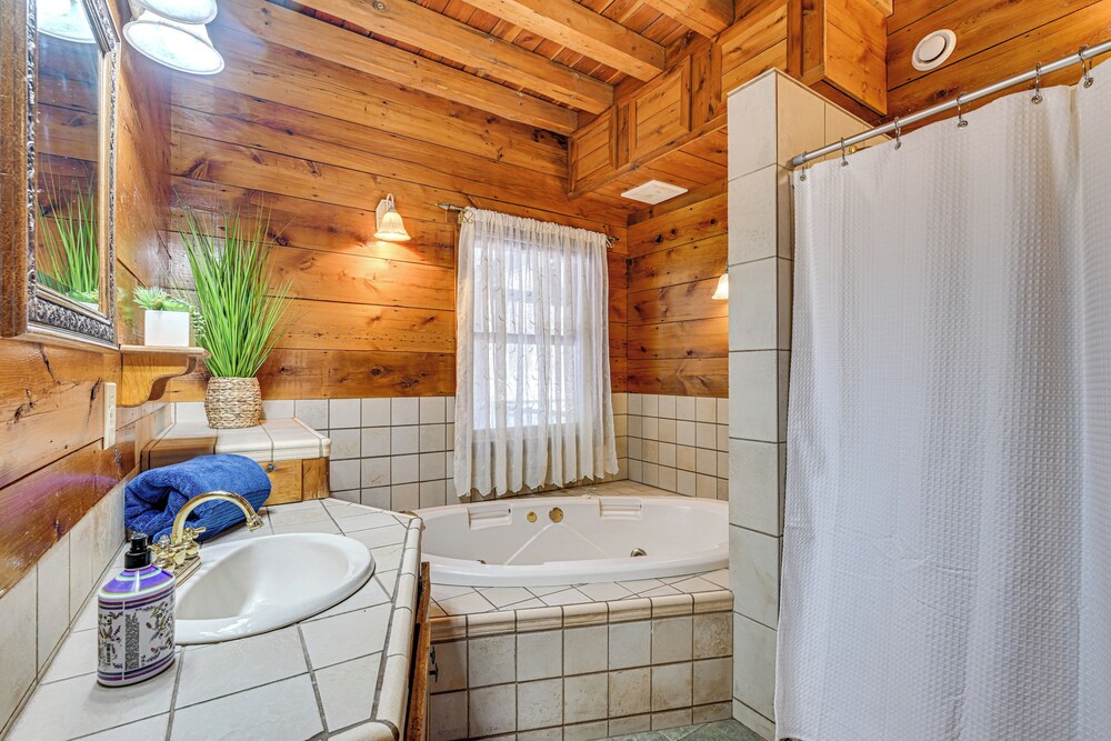 Hot Tub & Private Sauna: Wausau Family Home