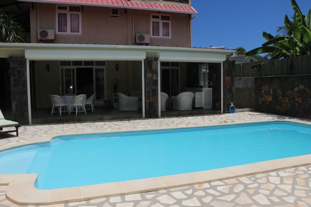 Tropical Villa 5 Min to the Beach