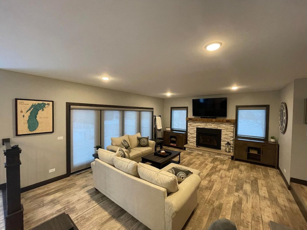 Freshly Updated Lake Michigan Home With Pool