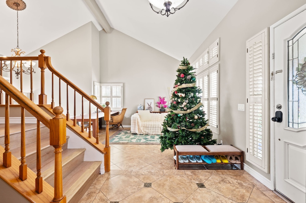Near ONT Spacious 4BR Family Retreat Safe Area