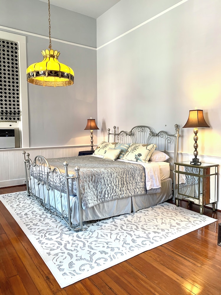 French Quarter Lanaux Mansion B & B