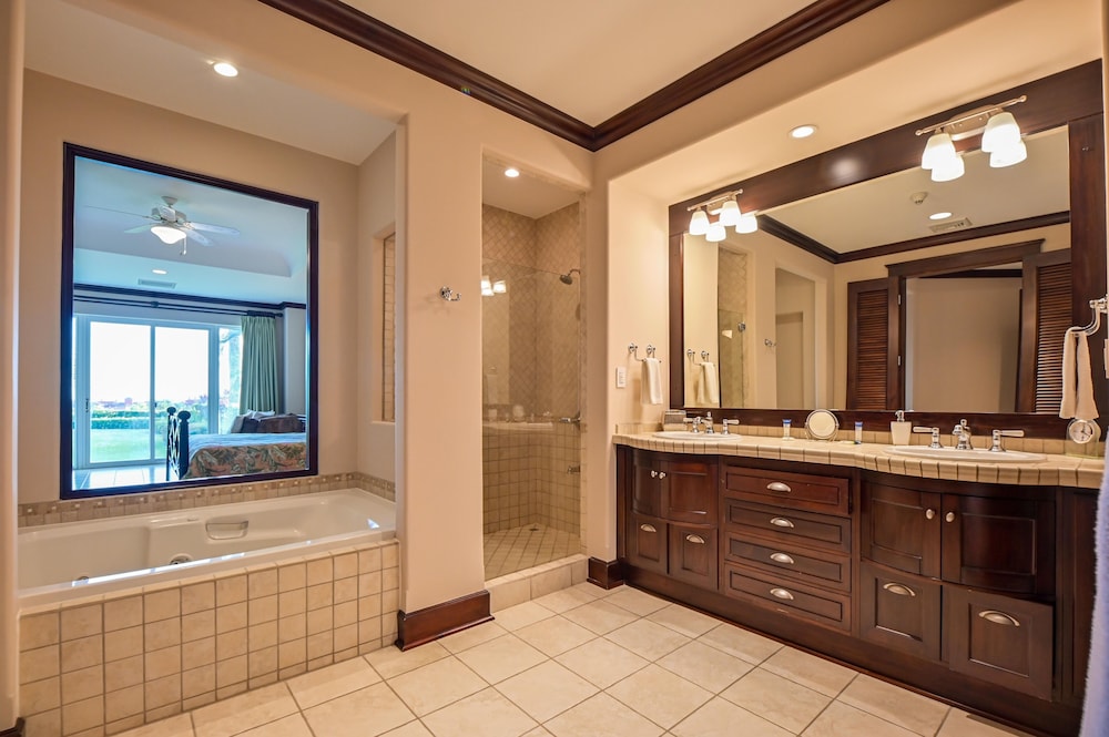 CR Luxury Los Sueños Condos
