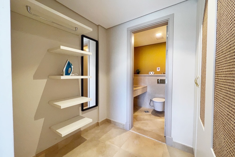 Xuru Stays I Exotic 1bdr w/ Outdoor Terrace Pool & Beach Access