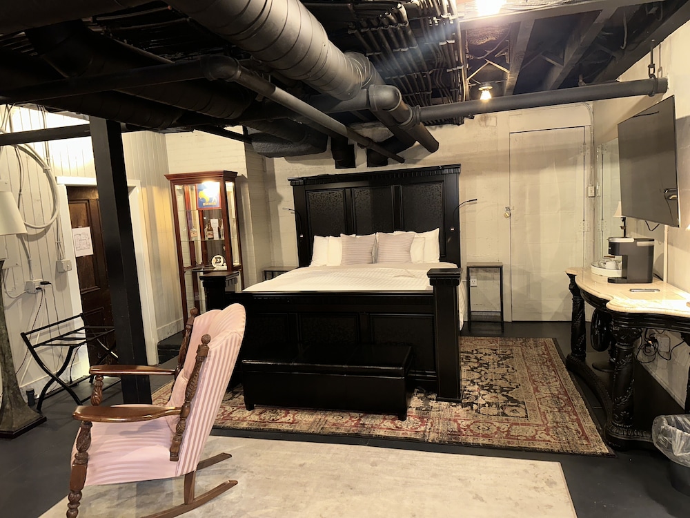 Buffalo Vacations - InnBuffalo off Elmwood - Property Image 10