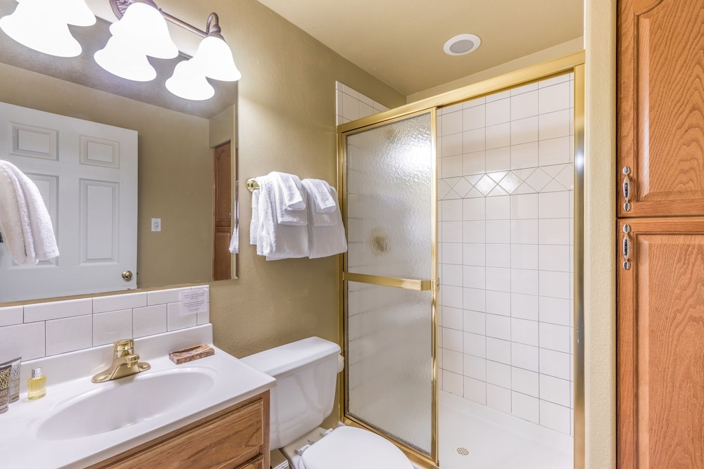 River Rock by Avantstay 8 Bedroom Ski Estate w Hot Tub Movie Theatre 10 Min Walk to Mtn