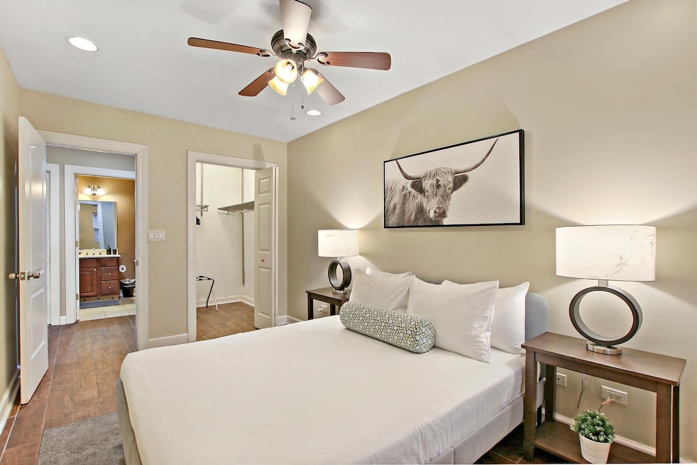 Upscale 4BR in Wicker Park - Damen 1R