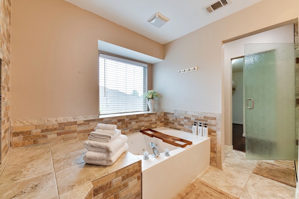 7 Mi to Lewisville Lake: Spacious Denton Home