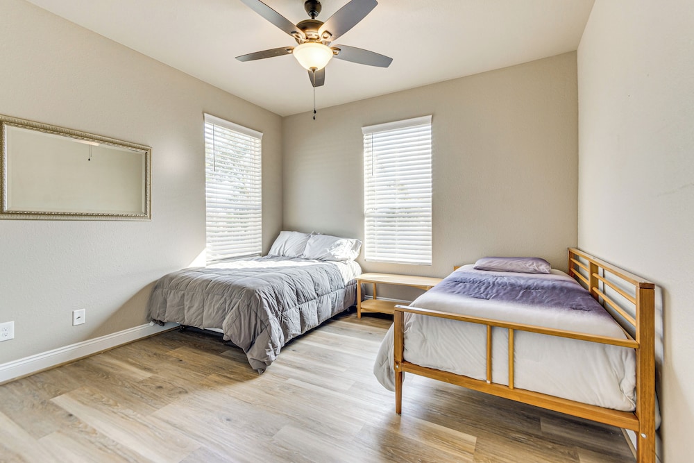 6 Mi to Navarre Beach: Spacious Family Retreat!