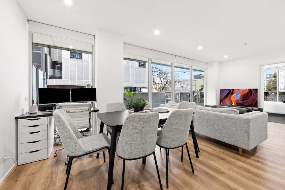 Sleek South Yarra 2-bed With Alfresco Dining
