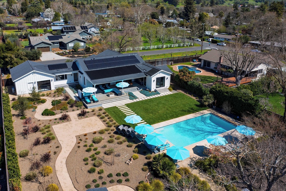 Luxe, Pool, Spa, Fire Pit, Game Room, Piano Sonoma Pool Retreat by Avantstay