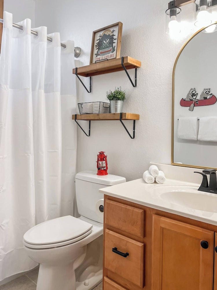 3 Kings 4 Bunks-sleeps 10-smart TV X6-parking out Front-full Kitchen-hot Tub