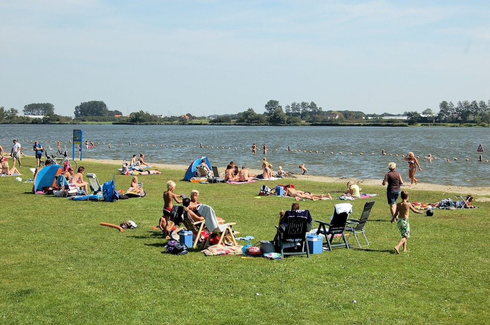 Cozy Holiday Home in Noordwijkerhout near Lake view 2