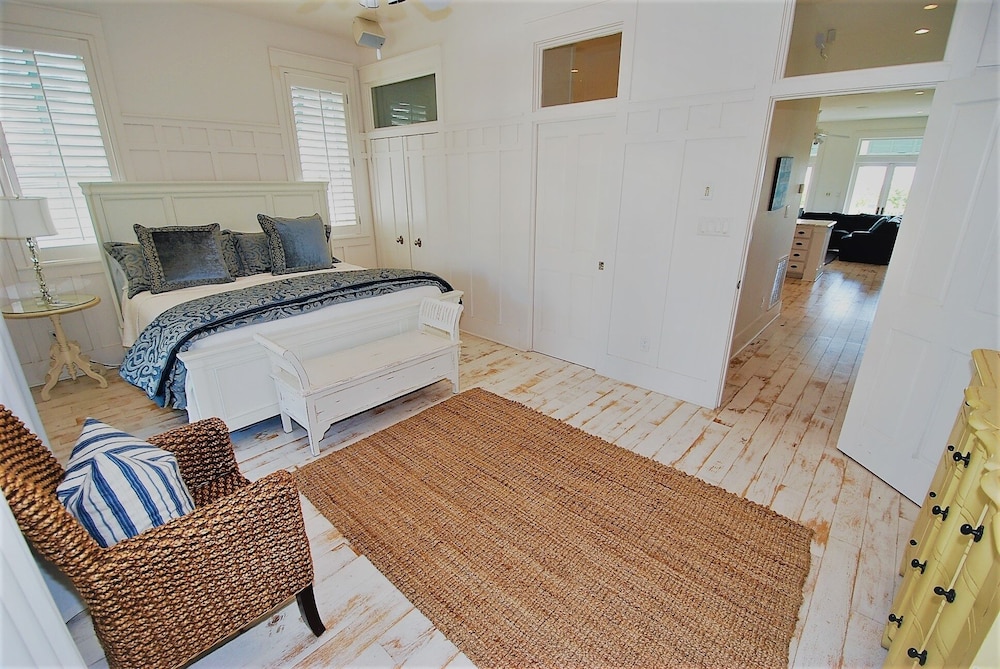 Bella Casa - Private House With Hot Tub 4 Bedroom Home by RedAwning