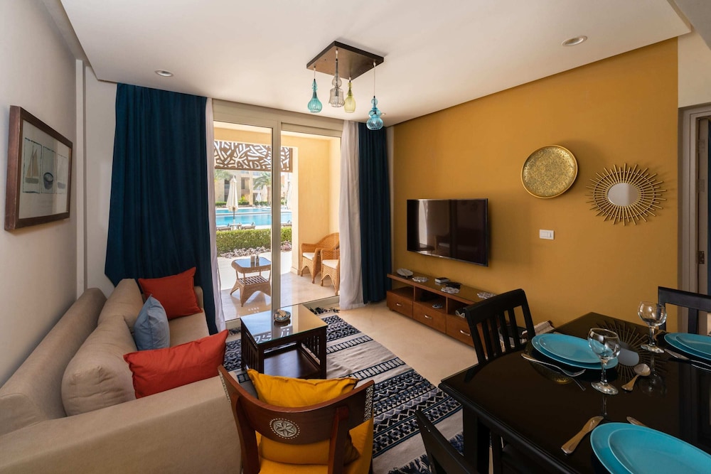 Xuru Stays I Exotic 1bdr w/ Outdoor Terrace Pool & Beach Access