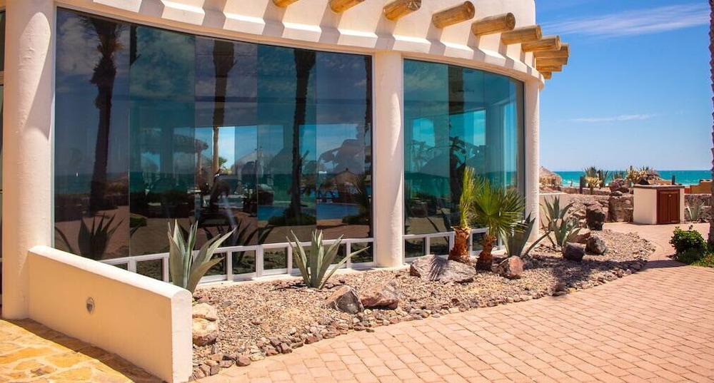 Quiet Beachfront Condo With Pools Private Beach