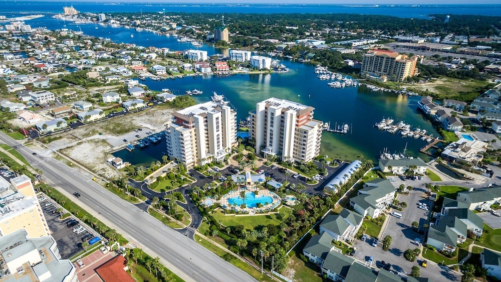 Harbor Landing 601b 3 Bedroom Condo by RedAwning