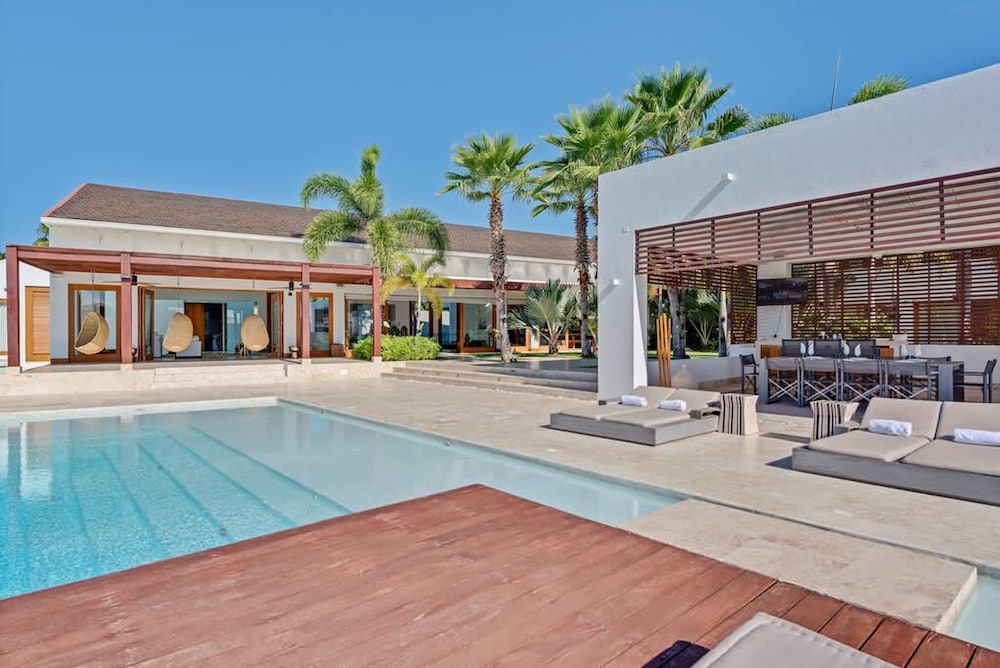 Modern Oasis Stunning Views of Golf Course River