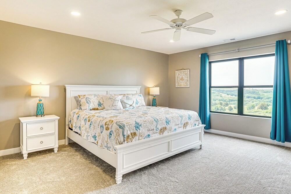 2 Mi to Lewis and Clark Lake: Spacious Getaway