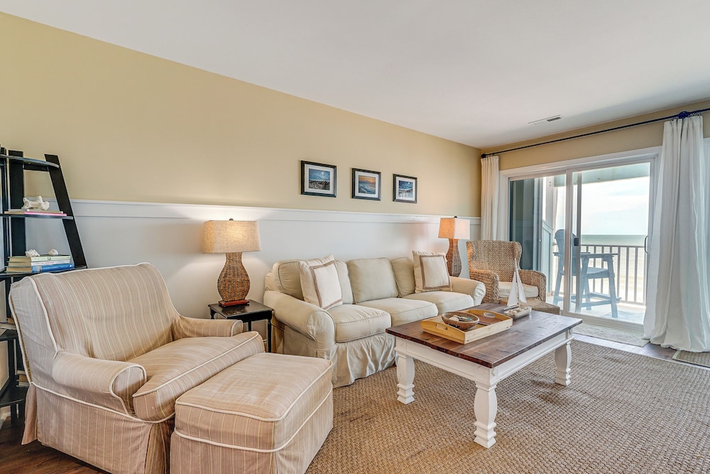 Sandy Oceanfront 2nd FL 1BR W/pool at The Riggings